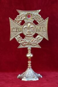 Relikwiarz ufundowany przez nauczycieli i uczniów Zespołu Szkół im. Jana Pawła II w Brzezinach